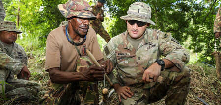 US-Armee trainiert mit Soldaten Papua-Neuguineas während des Man...