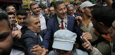 Lächelnder Faschist: Sinan Ogan (M.) umgeben von Anhängern (Anka...