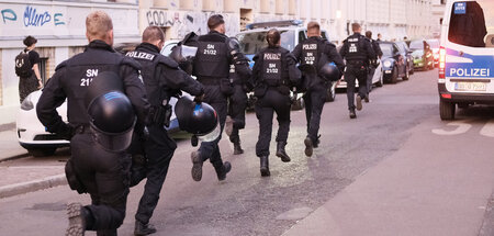 Leipzig: Polizisten bei einer linken Demonstration.