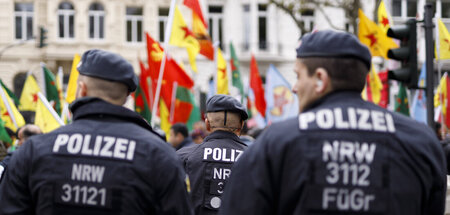 Kurdisches Fahnenmeer: Demonstration in Köln gegen eine Militäro...