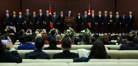 Gruppenbild mit Dame: Erdogan mit seinem zukünftigen Kabinett au...