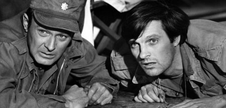 Angst haben beide: Was für Major Frank Burns (Larry Linville, l....