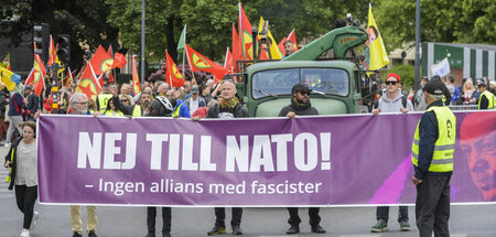 »Nein zur NATO! Kein Bündnis mit Faschisten« – Demonstration in ...