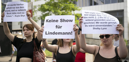 Sie mögen Till Lindemann schon mal nicht: Protestierende vor dem...