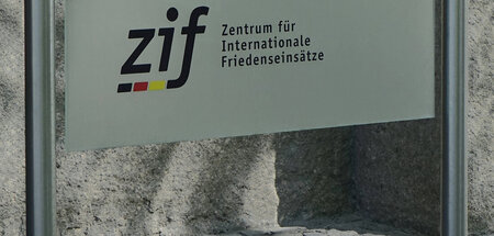 Das Zentrum für Internationale Friedenseinsätze hat seinen Sitz ...