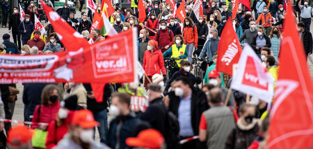 »Solidarität ist Zukunft« – Zahlreiche Teilnehmende folgen dem A...