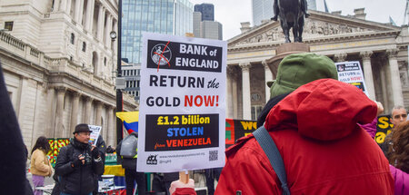 »Gebt das Gold zurück, jetzt!« Protest vor der Bank of England (...