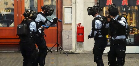 Spieltrieb: Uniforme Pistoleros beim (virtuellen) Killen (Düssel...