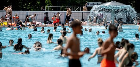 Schluss mit dem Badespaß: Bullen als Bademeister (Berlin, 11.6.2...