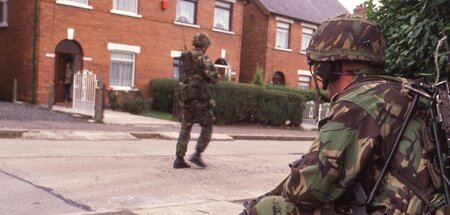 Bereit zum Töten: Britisches Militär auf Patrouille in Nordirlan...