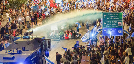 Israelische Einsatzkräfte setzen Wasserwerfer gegen Demonstrante...