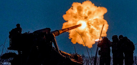 Ukrainische Soldaten feuern auf russische Stellungen bei Bachmut...