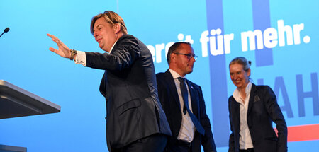 Spitzenkandidat Maximilian Krah neben den Parteivorsitzenden Tin...