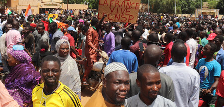 Aufruhr in Niamey: »Nieder mit Frankreich, es lebe der CNSP« (»N...