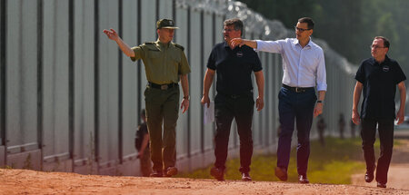 Polens Premierminister Mateusz Morawiecki (2. v. r.) besucht die...