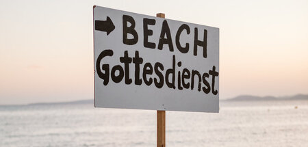 Gibt es nur auf Malle: Gottesdienst mit Bierchen am Strand