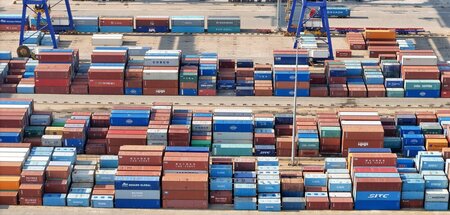 Containerhafen in der chinesischen Provinz Shandong