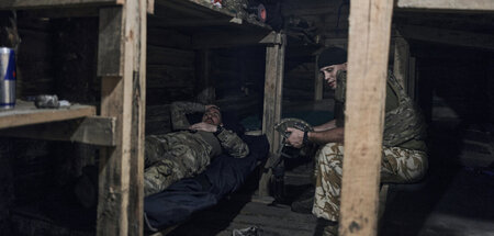 Ukrainische Soldaten in einem Unterstand an der Frontlinie bei B...