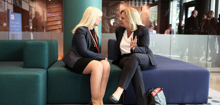 Iris Spranger (SPD, l.), Innensenatorin von Berlin, und Nancy Fa...