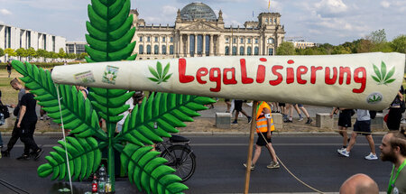 Mehr als tausend Leute protestierten auf der Hanfparade in Berli...