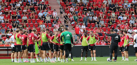 Trainer Urs Fischer und die Union-Mannschaft vor der Haupttribün...