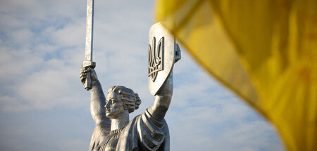 An der Mutter-Heimat-Statue wurden Hammer und Sichel durch den u...