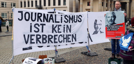 Mahnwache für Julian Assange auf dem Pariser Platz in Berlin (21...