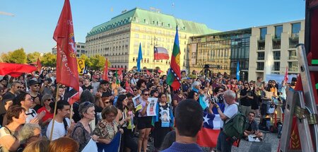 Bis zu 200 Teilnehmende haben sich am Montag abend auf dem Paris...