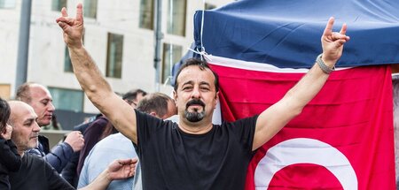 Kein Geheimnis: Anhänger der faschistischen Bewegung geben sich ...