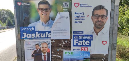 Die Wahl der Qual: Werbung der großen polnischen Parteien PiS un...