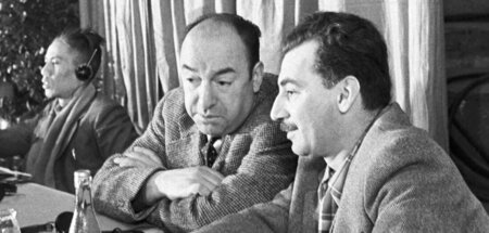 Durch und durch Antifaschist: Pablo Neruda (M.) mit Jorge Amado ...