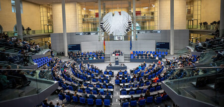 Großes Zusammenrücken: Volles Plenum während der Regierungserklä...