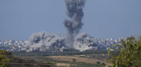 Blick von Israel auf den bombardierten Gazastreifen am Sonntag