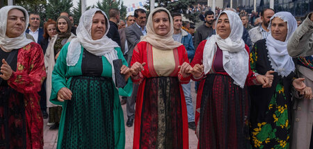 Frauen aus kurdischen Provinzen tanzen in Ankara (15.10.2023)