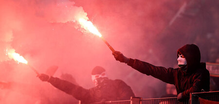 Bengalische Feuer: Bisweilen ferngezündet und in den falschen Fa...