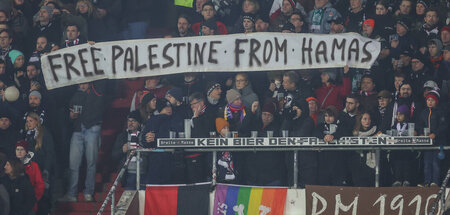 Banner von Fans des FC St. Pauli mit Losung, die von der israeli...