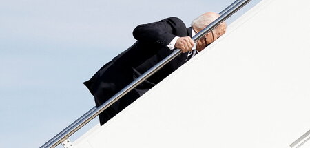 Stairway to Alzheimer: Joseph Biden erklimmt Air Force One (März...