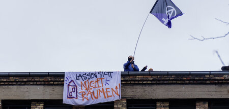Für nichtkommerzielle Freiräume: Aktivisten auf dem Dach der Don...