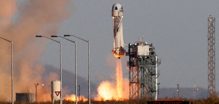 Start geglückt: New-Shepard-Rakete hebt von privatem Weltraumbah