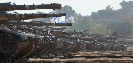 Warten auf den Angriff: Israelische Panzer an der Grenze zum Gaz...