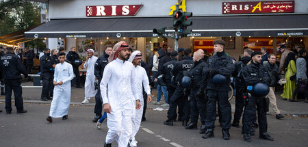 Halbes Hähnchen unter Polizeischutz: Alltag in Neukölln (Berlin,...