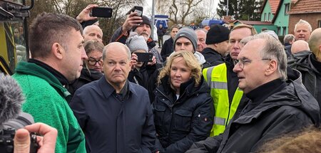 Jetzt nicht ausflippen: Reiner Haseloff im direkten Kontakt mit ...