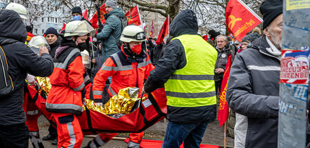 Lebensretter am Sonntag in Berlin am Rande der LL-Demonstration ...