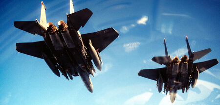 Wir bringen euch Frieden. US-amerikanische F-15 Bomber beim Eins...