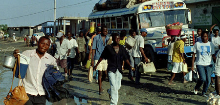 Haitianer fliehen aus der Hauptstadt Port-au-Prince (o. D.)