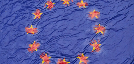 Blut an den Händen der EU: »Ehrliche« EU-Fahne bei einer Protest...