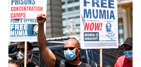 Protest gegen Polizeiterror: »Free Mumia!«-Marsch vor dem Gebäud...