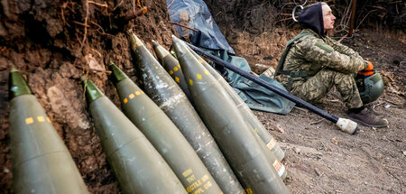 Warten auf den Angriff: Ukrainischer Soldat mit Artilleriegranat...