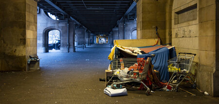 Szenen einer Metropole: Ohne Obdach mit Sack und Pack unter der ...