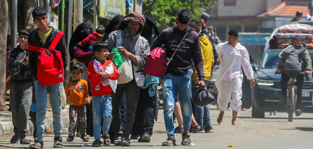 Hin- und hergetrieben: Fliehende Palästinenser am Montag in Rafa...